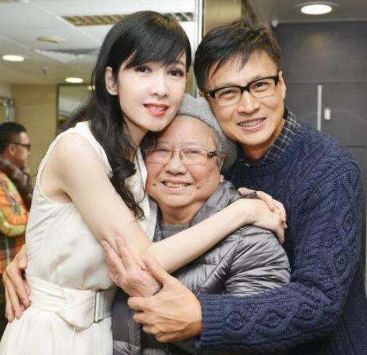 被誉为香港“玉女”，怕变老坚决不晒太阳不生