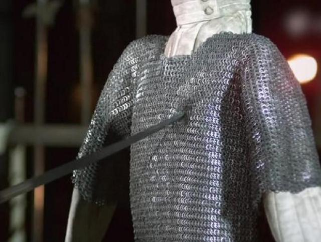 在古代社会，为何佩戴刀剑逛街都没事，私藏盔