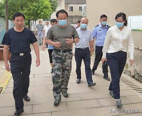 湖北武穴：李新桥、陈风等到余祥小学看望安置点群众