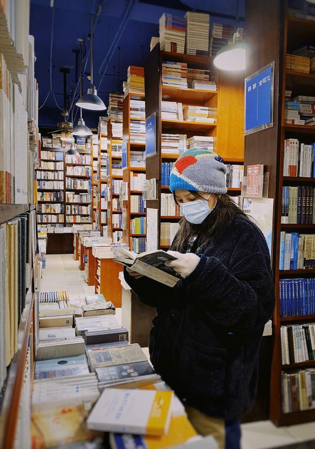 44岁赵薇素颜见好友太真实！笑容美回小燕子，比