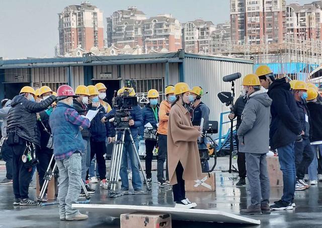 刘诗诗新路透曝光！穿大衣戴安全帽变包工头，