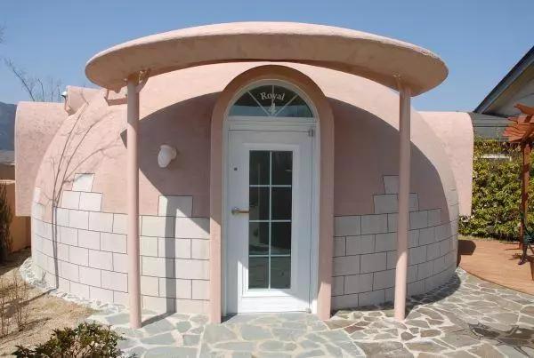 泡沫塑料造的房子竟卖到40多万元，还能轻松扛下