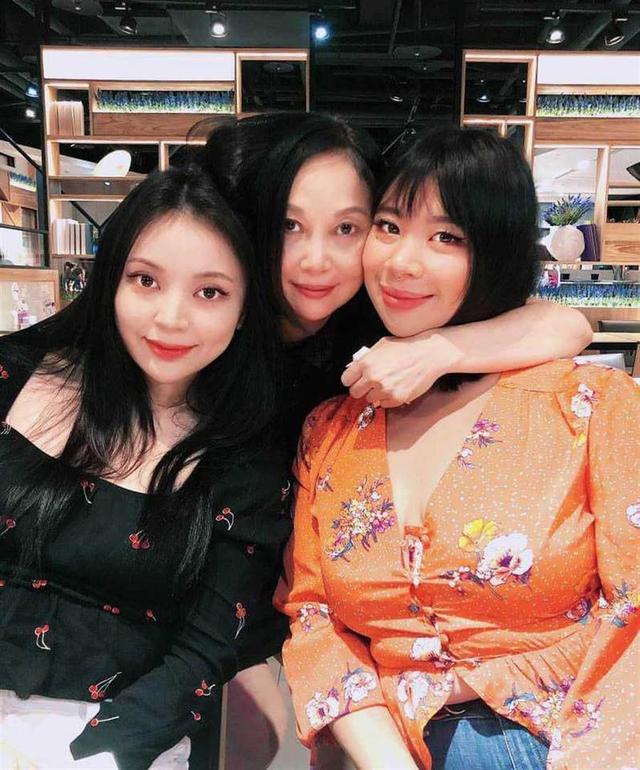 三婚好恩爱！李宗盛与小27岁娇妻深夜出街，十指紧扣似热恋情侣