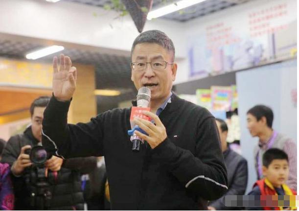 白岩松：曾患有严重抑郁，坐地铁无人识，如今52岁成了这样