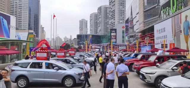 商场“接招”地摊经济，不但hold住而且还火了？