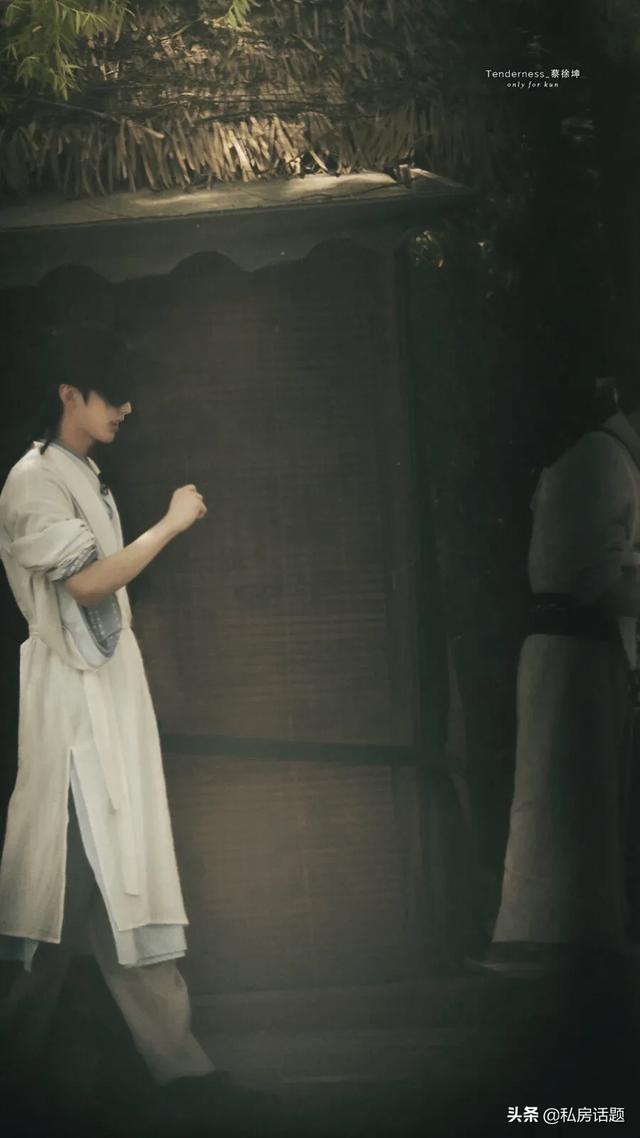 蔡徐坤被沙溢糊弄嗦喽嗦喽链条，这姿势太撩人