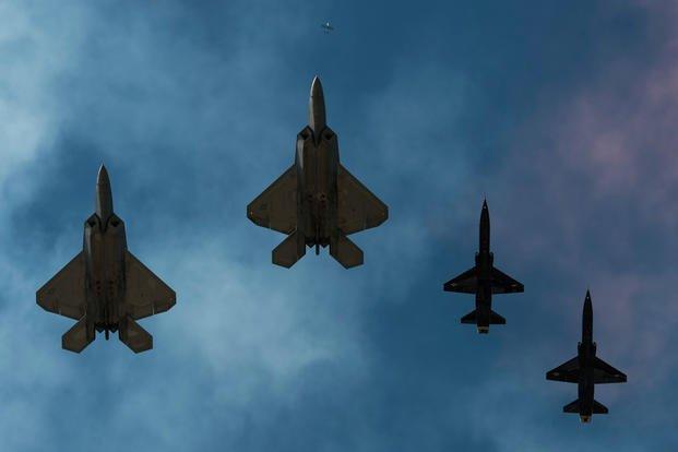 F22参加飞行表演坠毁？美国空军：为鼓励你们抗