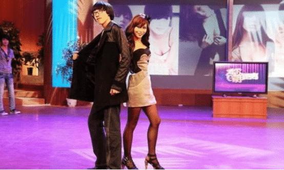 多年前\"宁愿坐在宝马哭\"的那个女孩,现