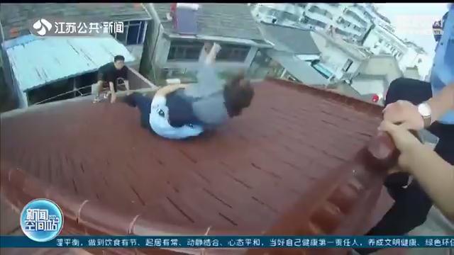 少女冲动欲跳楼，辅警屋顶“抱摔”救人，胳膊却被咬了一口
