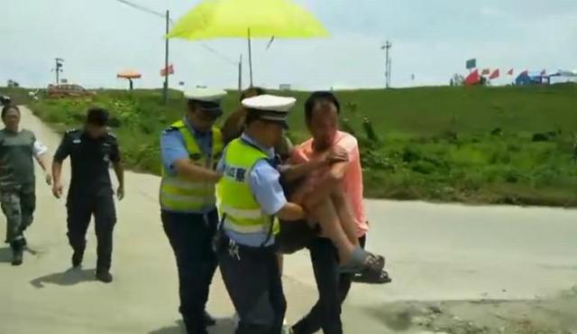望江：老人中暑倒地 民警及时救助