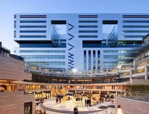 亿万资产大挪移，6700亿豪置英国被封爵，李嘉诚