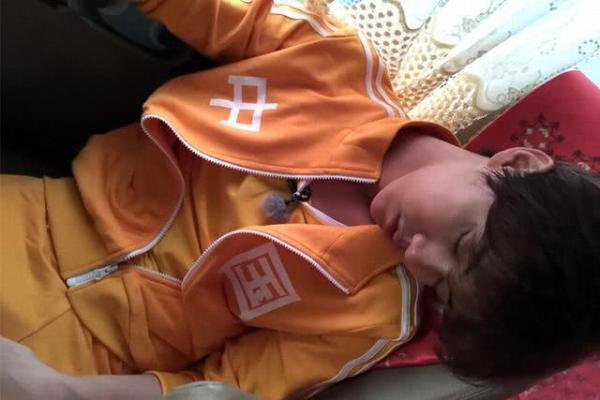 明星睡姿被偷拍，杨洋侧颜养眼，baby毁形象，热巴真的吓到我了！