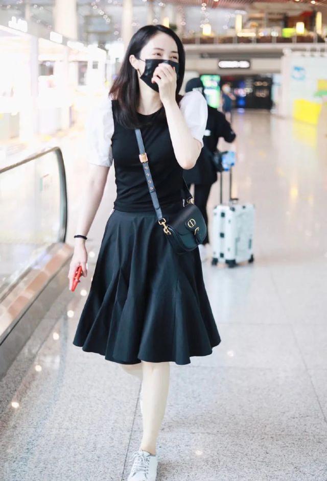 41岁董璇现身机场，穿黑白裙装清纯少女感满满，“莲藕腿”瞩目