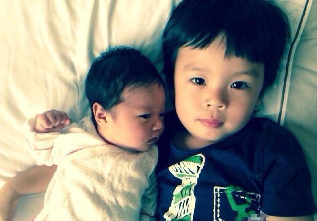 孙俪罕带儿女出席活动！搂怀里防跟拍显霸气，等等身高到妈妈肩膀