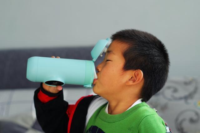 央视多次曝光“索命杯”，倒进去的开水变毒水