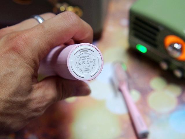 保护好牙齿从拿着美看认真刷牙开始