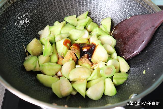 豆腐这样做太好吃了，不炒不油炸，加3根丝瓜，出锅比红烧还香