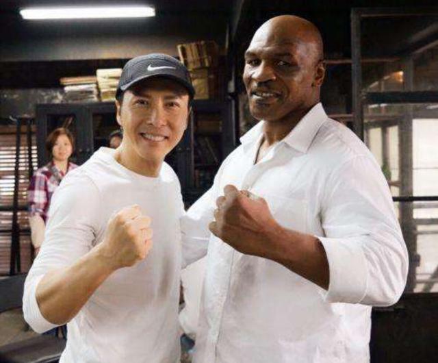 甄子丹身材绝了！57岁浑身肌肉，腹肌如搓衣板力压小鲜肉