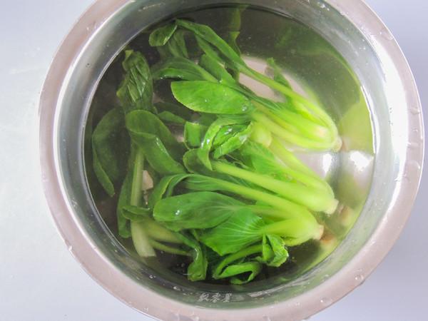 香肠煲仔饭很多人吃过不会做，教你简单做法，色泽金黄，香而不腻