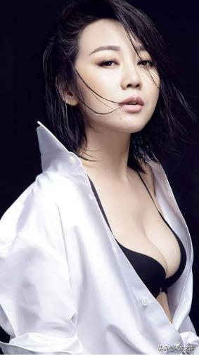 49岁闫妮减肥后身材颜值如少女，和女儿同框似姐