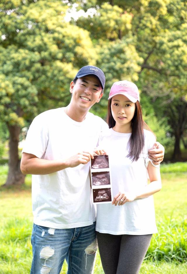 去世17年的柯受良当爷爷了，儿子柯有伦喜获千金，三月份宣布怀孕