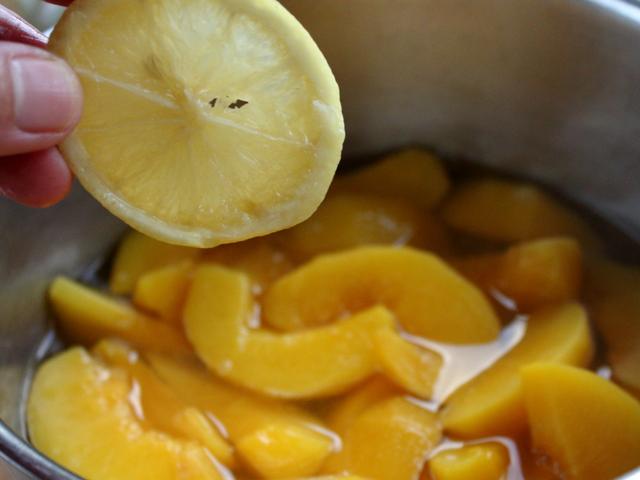 黄桃罐头在家做，简单一煮，找回童年的梦想，三伏天有它太凉爽