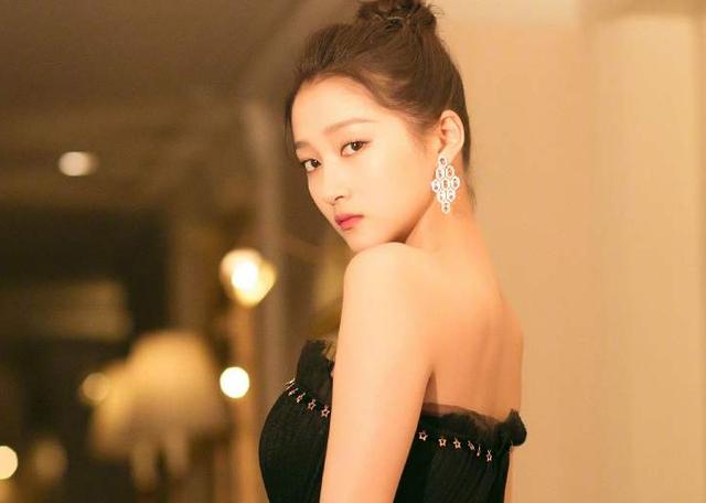 国民闺女关晓彤深夜探班鹿晗，穿情侣装超般配，同回酒店甜蜜约会