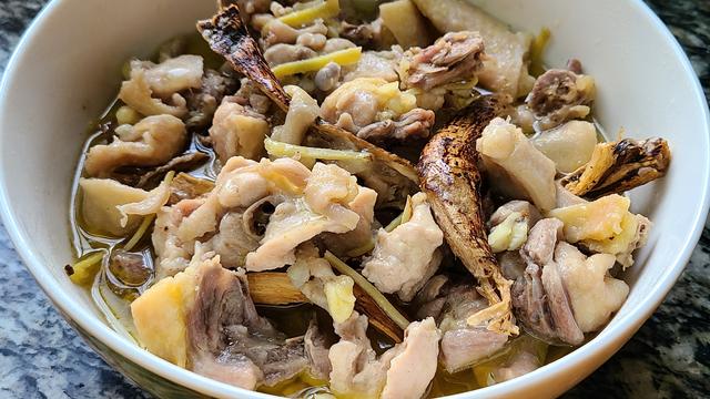 五指毛桃蒸鸡的做法，香气四溢又好吃，我家很喜欢的一道家常菜