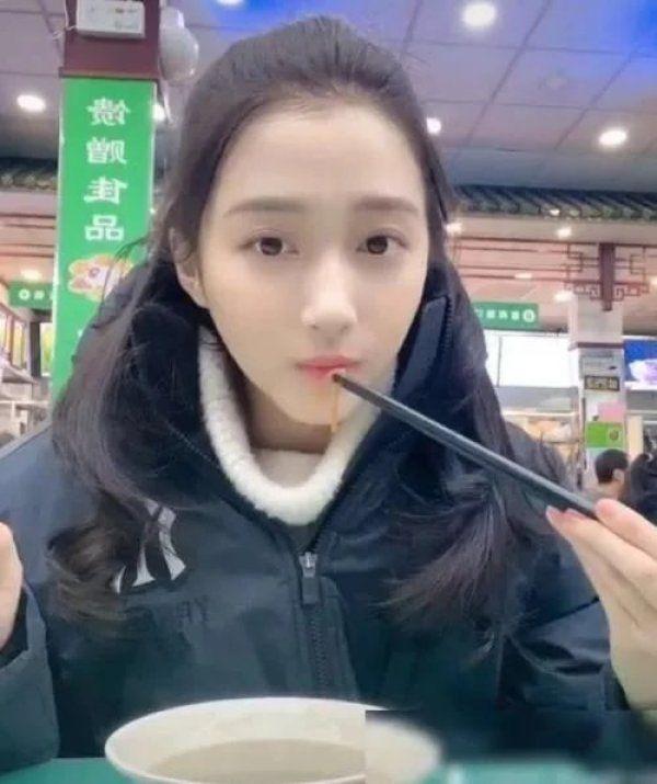 杨颖早餐两个大面包，杨幂一盒子草莓，看到关