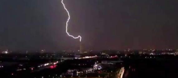 世界上最大的美国国旗被雷劈了，它长达40多米，