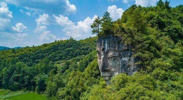 �й�&ldquo;����Ȥ&rdquo;���񣬳��ڴ�ɽ��ֻ¶��һ��ͷ��������������ɽ��