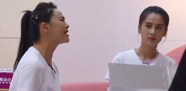 【静的】黄圣依看伊能静的表情 两人关系显露无疑是作秀还是真事？