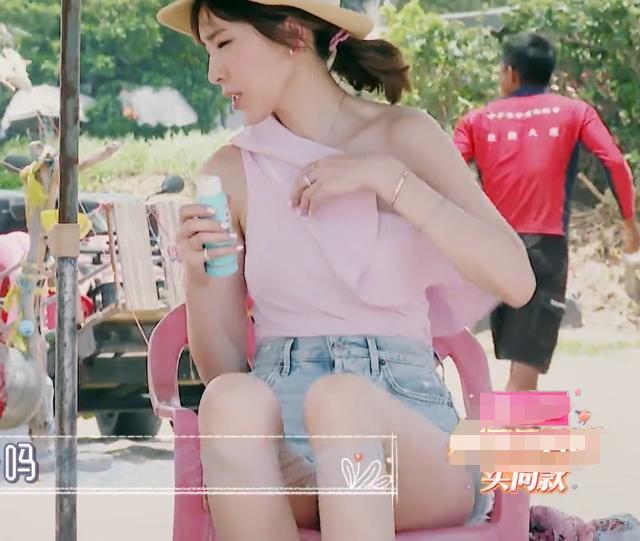 陈若仪嫌海边太热，脱掉开衫，看到她穿的啥，