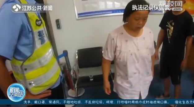 中年女子走失高速 不知道住址也不知道去哪 民警耐心帮其寻亲