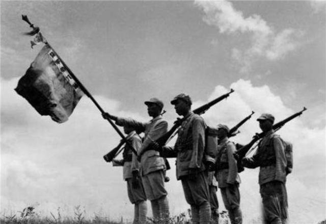 士兵出征前，父親送兒子“死字旗”上戰(zhàn)場(chǎng)：傷時(shí)拭血，死后裹身