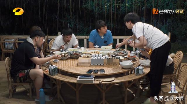 《向往4》无聊当有趣？何炅复制岳云鹏游戏，黄