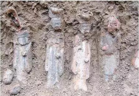 陕西一块工地挖出古墓，里面的侍女让人惊艳，专家：这不可能