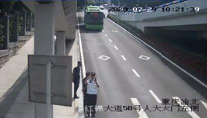 重庆|“白衬衫警官”对着监控，哽咽了