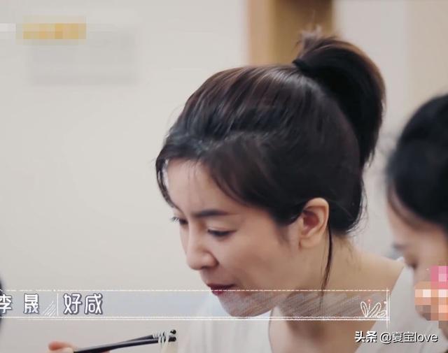 李佳航菜炒咸了，岳母实力捧场谁注意他老婆说了啥？这情商暴露