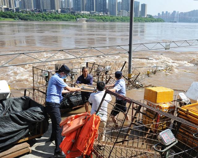 重庆|渝中警方紧急转移群众物资 力保“3号洪峰”安全过境
