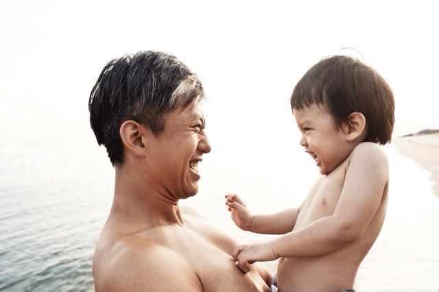 孙俪罕带儿女出席活动！搂怀里防跟拍显霸气，等等身高到妈妈肩膀