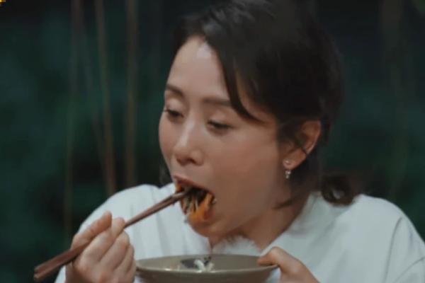 《向往4》被喷假，众人都夸炸牛奶好吃，可桌上的剩菜怎么解释？