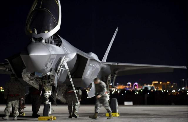 美军被迫吞下自己苦果，大批F35交货推迟，歼2