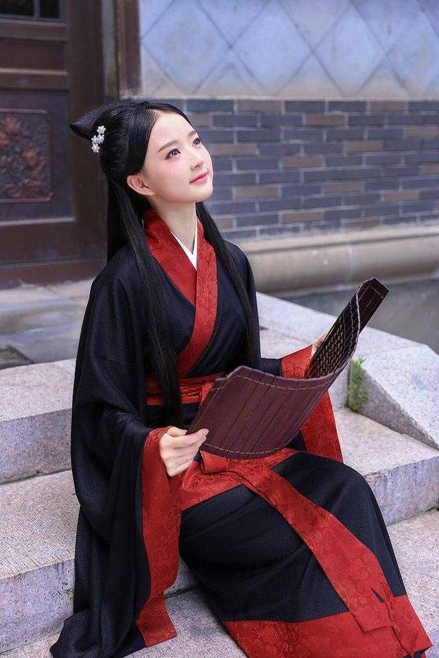 作为中国的传统服饰汉服，发扬历史文化也会这么幸酸，多漂亮啊