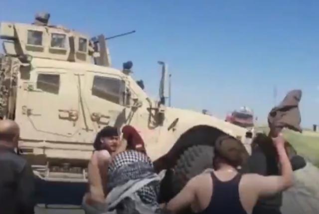 美国大兵成丧家犬！叙利亚民众堵截美军车队，