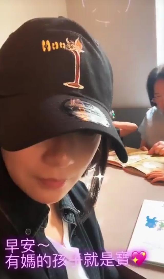 贾静雯晒母女同框，咘咘亲吻妈妈很粘人，3岁波妞门牙脱落好抢镜