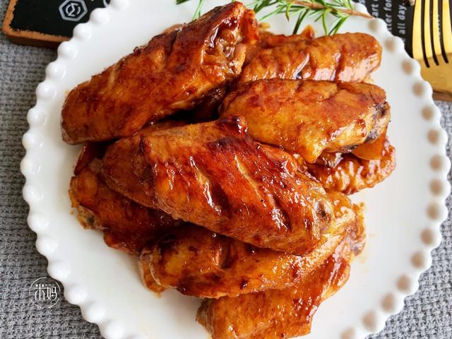鸡翅这样煮不用一滴油，表皮酥香，肉质鲜嫩，比可乐鸡翅好吃多了
