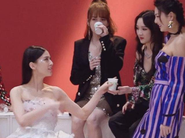 曾下跪拜师赵本山，黄圣依乘风破浪再次翻红，