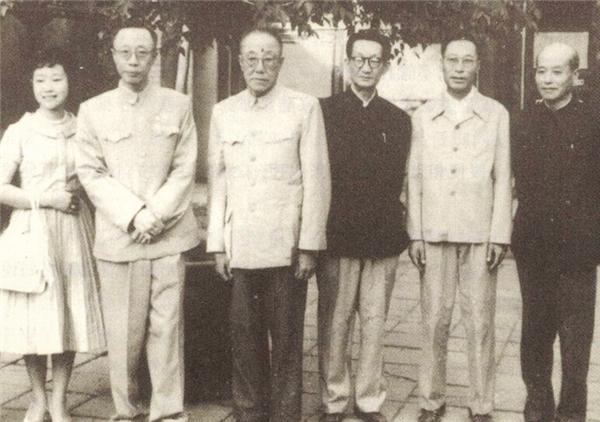 他是溥仪的哥哥，是一名光荣的人民教师，解放