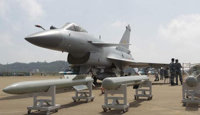 美媒“盛赞”歼10比F35更强，警惕这种吹捧，苏联